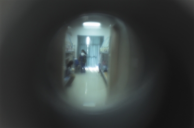 龙湾区实验中学，学生寝室门上被反装了猫眼，从门外通过猫眼可以清楚地看到寝室内的情形。 姚卡/摄