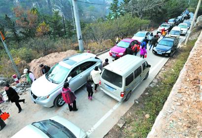 北九水景区道路施工 30辆车被堵半山腰