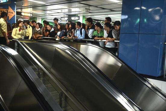广州地铁故障 乘客自行开车门隧道中摸黑出站
