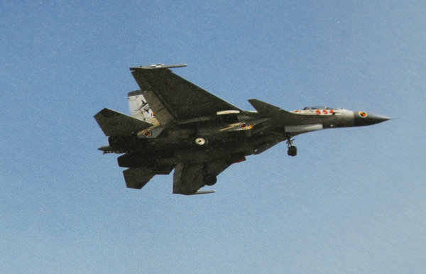 资料图：歼-15舰载机的垂直尾翼涂装有鲨鱼标志。