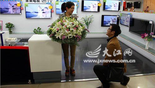 男子包下商场电视墙齐播视频求婚成功(图)