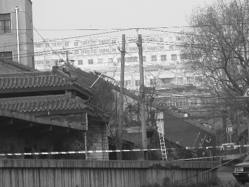 本报三门峡讯 11月20日晚11时30分许，义马火车站的一火车头发生脱轨，掉下路坡斜冲向地面，挡住铁路桥下的涵洞。到昨晚7点30分，脱轨火车头还没被吊起。