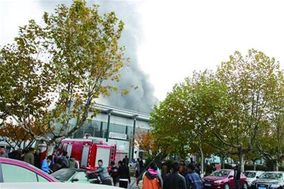 青岛海尔路车行起火爆炸 15辆消防车2小时才扑灭