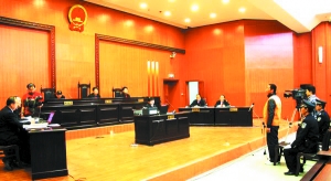 张掖中院开庭审理沈学勇杀害双亲案。本报通讯员 高新房 摄