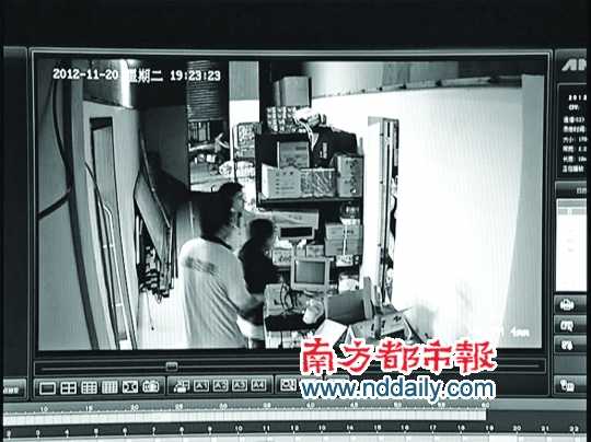 监控录像显示，11月20日晚7时23分，佳恩超市两名男员工引导蒋女士，从办公室走进仓库。南都见习记者 陈竹沁 翻拍