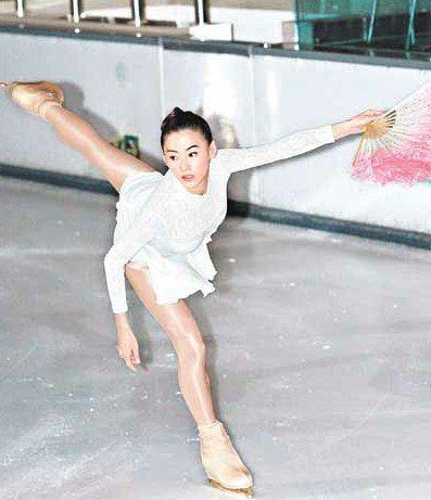 张柏芝不惧走光深爱滑冰 好身材演绎迷人冰芭蕾