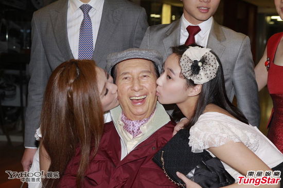 赌王何鸿燊庆祝91岁大寿 四太与子女包围狂吻