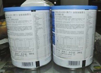 奥兰奶粉同一罐两种标重 商家称标签贴错了