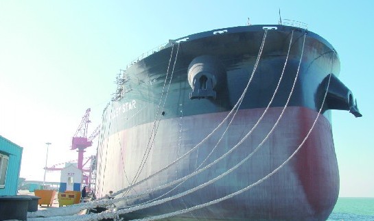 青岛巨无霸货轮载重20.5万吨 相当于几艘航空母舰