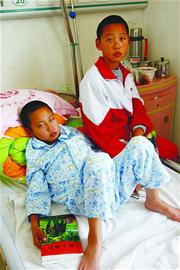 青岛双胞胎患罕见肝病 弟弟切脾仍难治哥哥随时发病