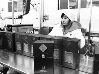 11月26日，酒鬼酒成品酒包装车间，55°酒鬼酒正在包装。 新京报记者 郑道森 摄