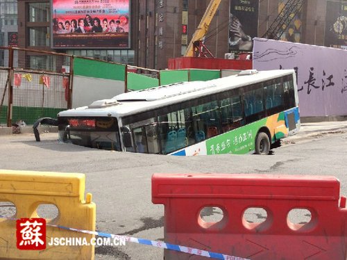 南京闹市区突发地陷事故 一公交车陷入坑中(图)