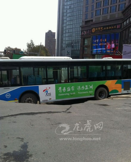 事故现场：南京31路公交掉入坑内