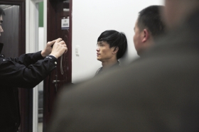 11月29日，民警正在给犯罪嫌疑人谢 某采集头像。图/记者辜鹏博