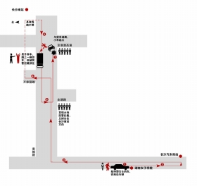 11月29日，香樟路京港澳高速公路桥下，被劫持的小车在逃跑过程中与货车追 尾，起火后烧得只剩下铁架。图/记者陈勇