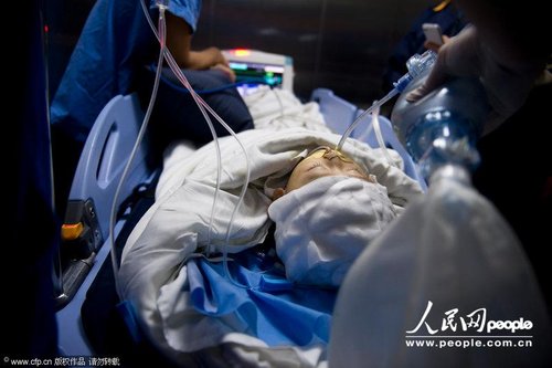 经过三个小时多的手术，小乐被医生推出手术室，仍没有脱离危险。