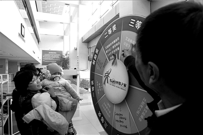 地坛医院门诊大厅里，志愿者通过有奖问答方式宣传艾滋病防治知识。本报记者王海欣摄