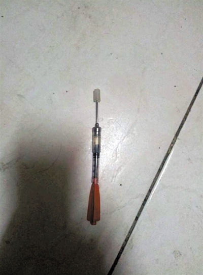 11月25日,窦某在发布的网帖中公布了刺中自己的针头和胳臂上的红点。