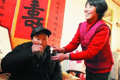 青岛第一男寿星庆111岁生日 喝掉8吨白酒从未醉