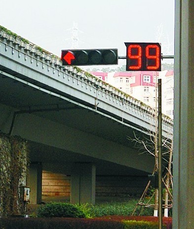 盘点青岛信号灯之最 最长信号灯时间130秒