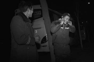 11月23日晚，湖北智障工人吕仕伦（图右）和父亲见面，正在用手机和家里报平安。