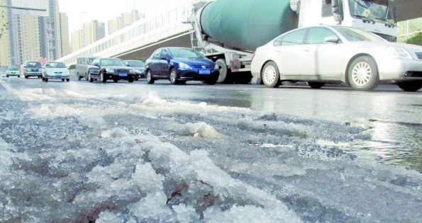 青岛古力冒溢陡路面变冰面 过路车辆溜冰