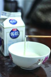 网曝光明牛奶加热后变塑料 记者实验:4种奶均无异常