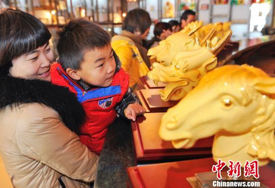 12月9日，江苏农民企业家冷贝生打造的黄金版圆明园十二生肖兽首向世人展现。冷贝生供图摄