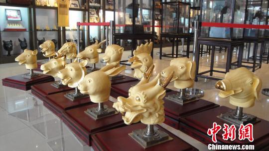 12月9日，江苏农民企业家冷贝生打造的黄金版圆明园十二生肖兽首向世人展现。冷贝生供图摄