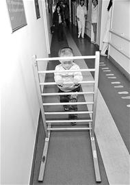 在济南按摩医院内，一名脑瘫患儿正进行康复训练。 记者郭尧 摄本报记者 苏珊 李永明