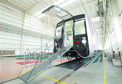 中国首列轻量化不锈钢A型地铁车辆青岛下线