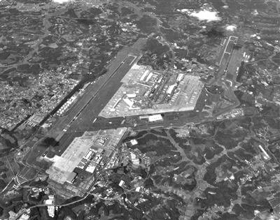 因为当地农民拒绝被拆迁，日本东京成田机场开港30多年还没完工。图中圆圈处为拒绝搬迁的钉子户。