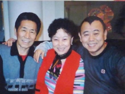 潘长江晒与父母旧照