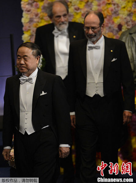 当地时间12月10日，2012年诺贝尔颁奖仪式在瑞典斯德哥尔摩音乐厅举行。图2012诺贝尔文学奖得主莫言着燕尾服出席颁奖礼。