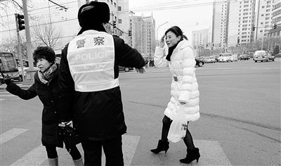 北京19名行人因闯红灯影响交通 各收10元罚单