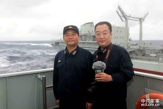 远洋航行补给中，中国广播网记者马艺（右）采访东海舰队某驱逐舰支队长王建勋