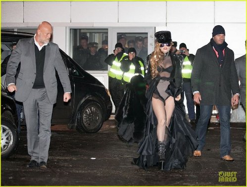 Lady Gaga穿黑透明衫秀性感