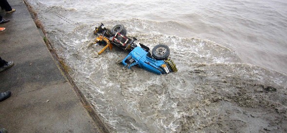 工程车掉入钱塘江 驾驶员被压江底身亡