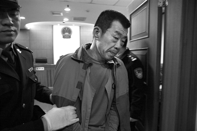 昨日宣判后，刘书魁被法警带出法庭。通讯员 李佳 摄