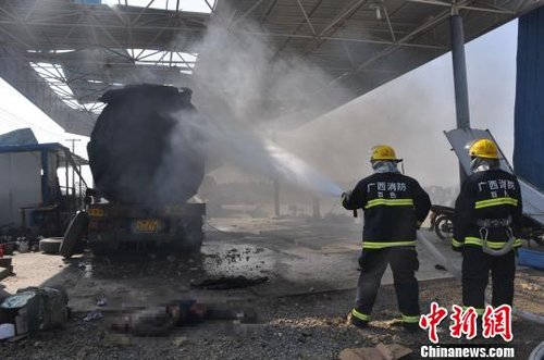 百色田东县消防官兵在灭火。黄祖华摄