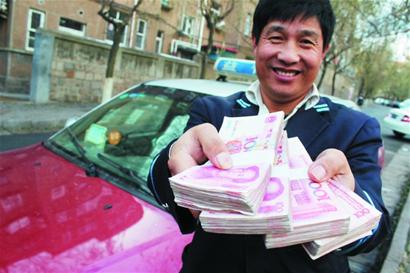 老家菏泽的小王和家人将装钱的包落在了出租车上 好心的哥和乘客完璧归赵
