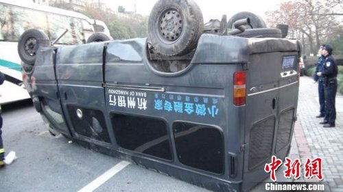 杭州气温过冰点 一运钞车因为路滑刹车不稳翻车