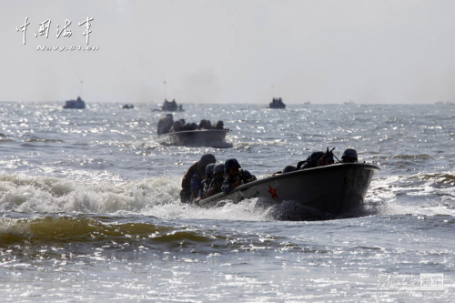 中国海军演练越海作战 陆战队实施抢滩登陆。