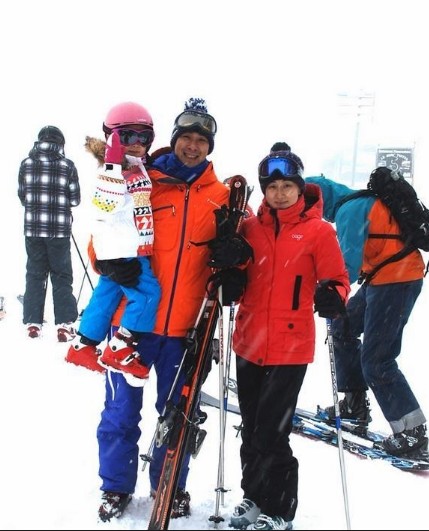 赵文卓携妻女法国滑雪照曝光