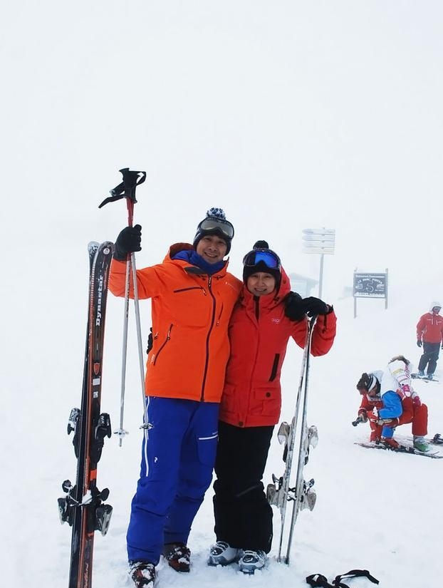 赵文卓携妻女法国滑雪照曝光