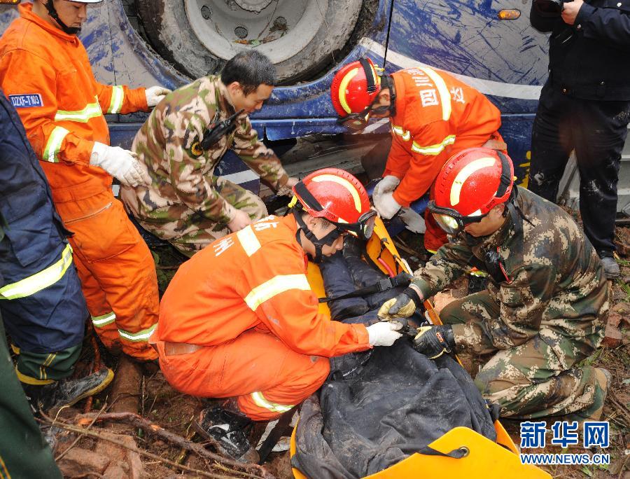 （突发事件）（2）四川达县客车翻于坡下 致5死28伤