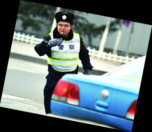协警员薛海涛在山东路延吉路路口指挥交通的独特模式引来粉丝赞叹
