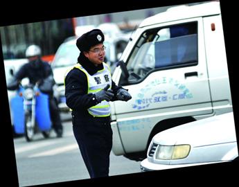 协警员薛海涛在山东路延吉路路口指挥交通的独特模式引来粉丝赞叹