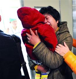 在青治疗效果不明显韩通宝和儿童福利院工作人员带孩子去北京协和医院治疗今天上午专家会诊