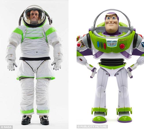 新宇航服与巴斯光年模型极为相似。
